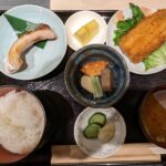 四季と日本料理のヘルシーランチ＆日本料理店を飾る木版画。